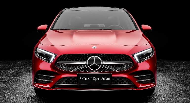 Mercedes-Benz-Clase-A-L-Berlina-2018-01.jpg