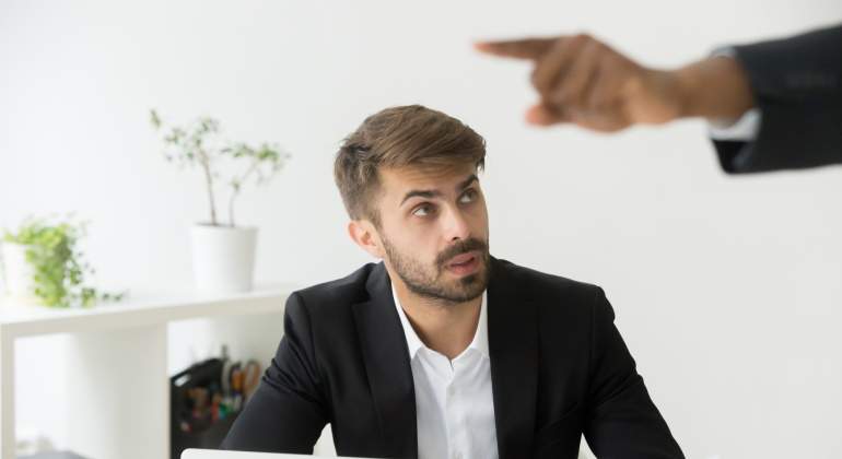 jefe-despido-dedo-trabajador-dreamstime.jpg