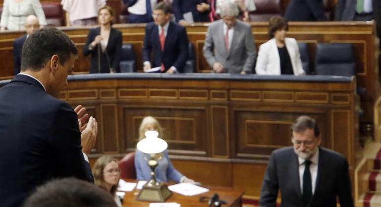 sanchez-aplaude-rajoy-mocion-efe.jpg