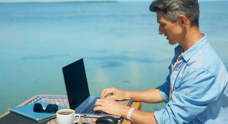 teletrabajo-verano-playa-recurso-dreamstime.jpg