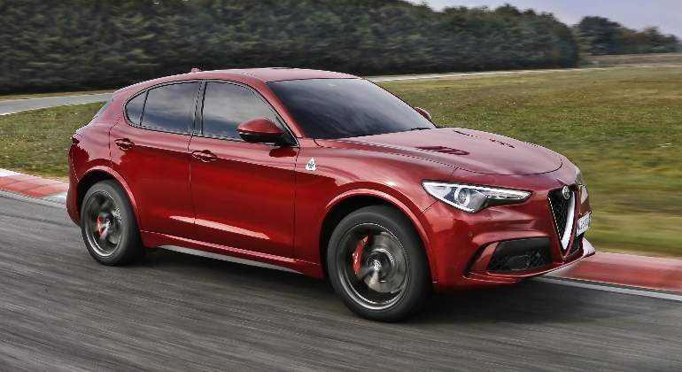 alfa-romeo-stelvio-Quadrifoglio-2017-01.jpg