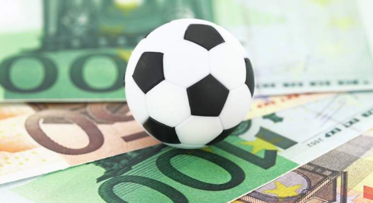futbol-dinero-dreamstime.jpg
