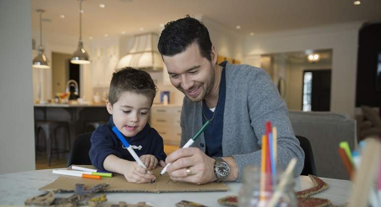 770-x-420-Padre-con-hijo-haciendo-actividades-en-casa-EE.jpg