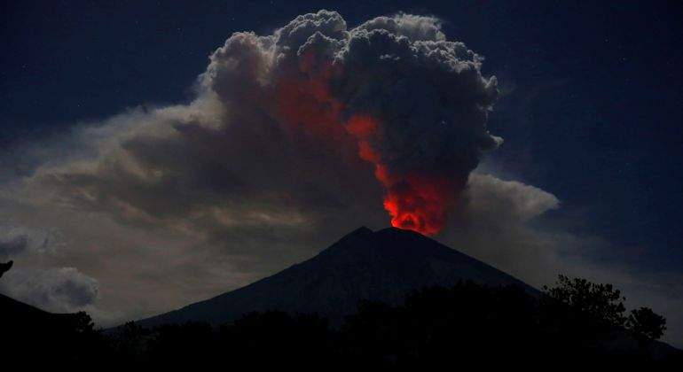 volcan-agung-erupcion-bali-reuters.jpg
