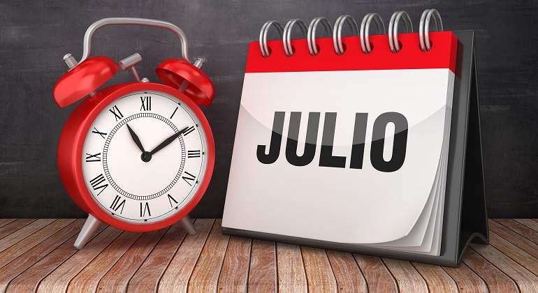 Un-reloj-y-un-calendario-marcando-julio-iStock.jpg