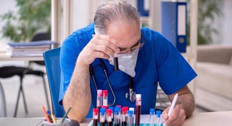 medico-mayor-trabaja-dreamstime.jpg