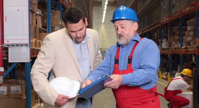 trabajador-mayor-ensena-carpeta-encargado-fabrica-dreamstime.jpg