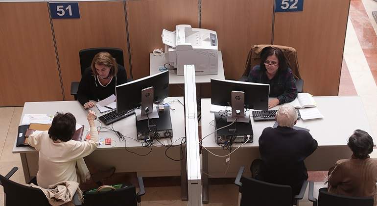 770-x-420-Funcionarios-de-la-Aeat-atendiendo-a-contribuyentes-E-Senra.jpg