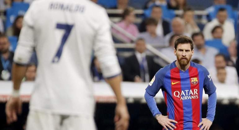 Messi-Mira-CR7-2017-efe.jpg