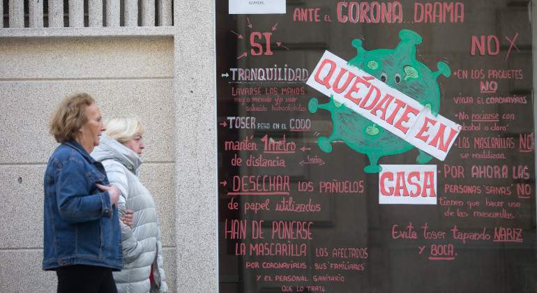 mujeres-pasean-coronavirus.jpg