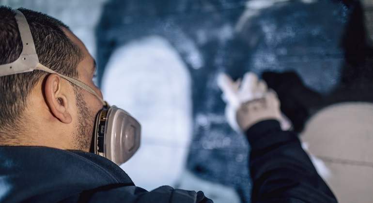 Un-hombre-dibujando-un-grafitti-iStock.jpg