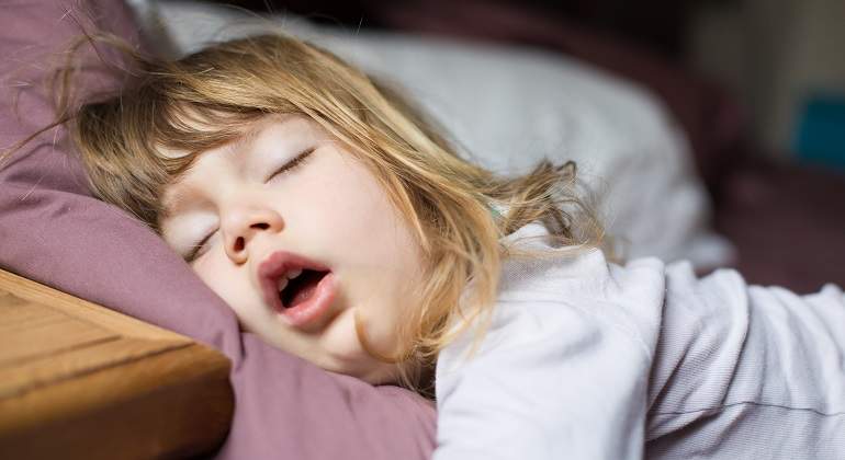 Una-nina-rubia-durmiendo-con-la-boca-abierta-iStock.jpg