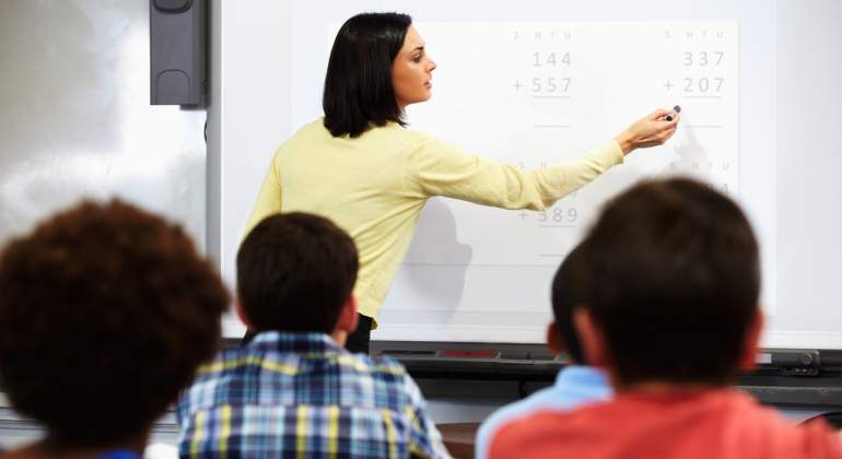 profesora-alumnos-colegio-dreams.jpg