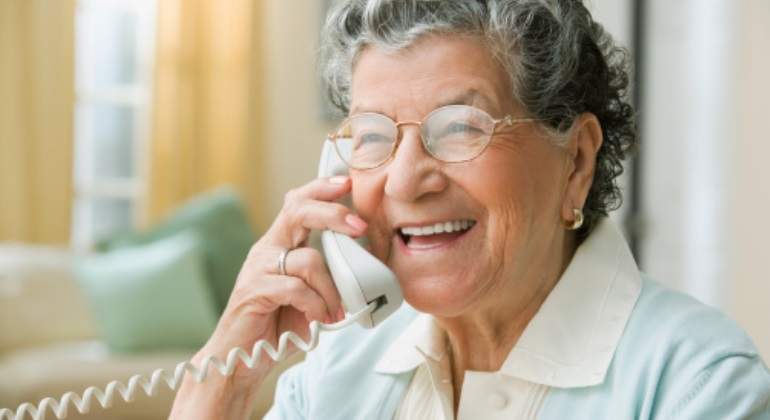 telefono-fijo-senora-getty.jpg