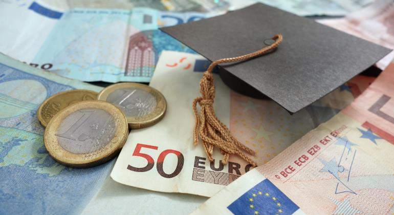 licenciado-dinero-universidad-euros-770-dreamstime.jpg