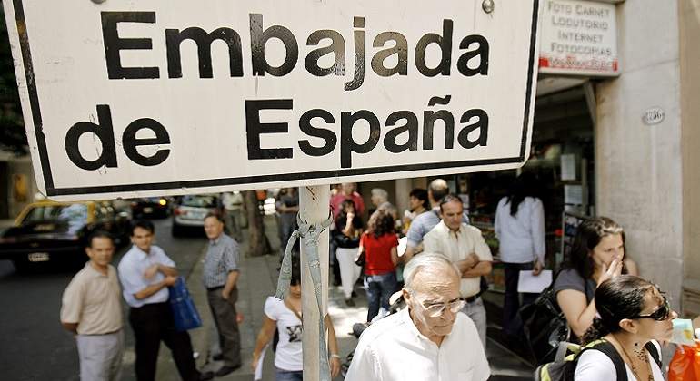 Emigrantes-ante-una-embajada-espanola-EFE.jpg