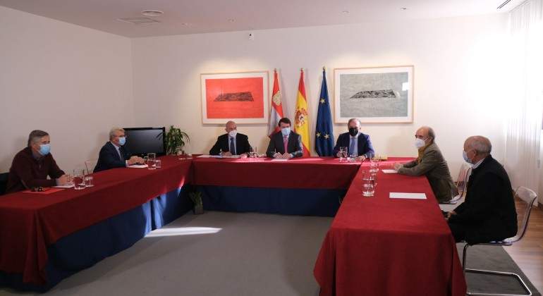 EuropaPress_4050508_reunion_manueco_ganaderos_lidia-1.jpg