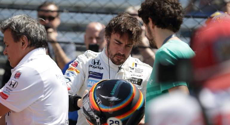 Alonso-firma-casco-Indianapolis-2017-efe.jpg