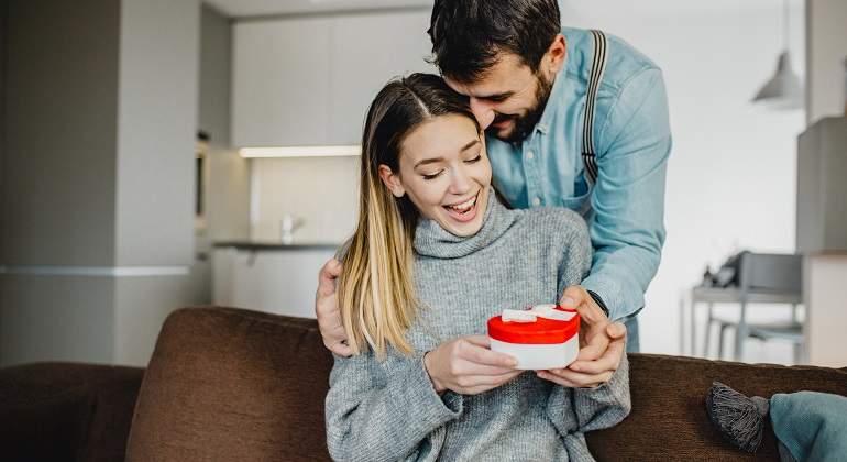 Pareja-dandose-un-regalo-iStock.jpg