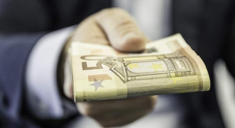 dinero-euros-traje-getty.jpg