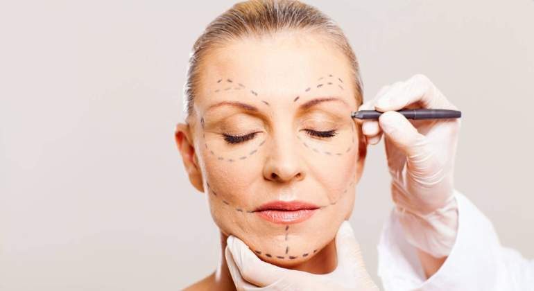 cirugia-estetica-lapiz-rostro-alamy.jpg