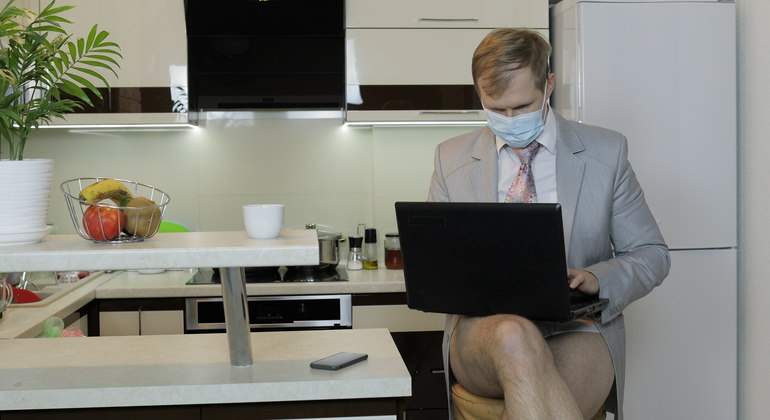 teletrabajo-ordenador-distancia-pantalones-traje-mascarilla-reunion-videoconferencia-770-dreamstime.jpg