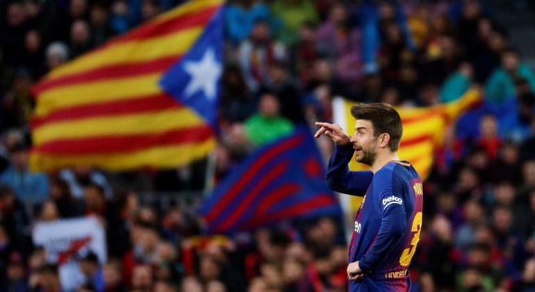Pique-esteladas-fondo-2018-Camp-Nou-EFE.jpg