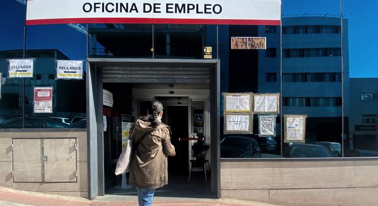 mujer-espaldas-oficina-empleo-madrid-ep.jpg