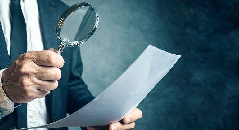 inspeccion-lupa-papel-770-istock.jpg