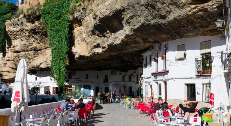 Setenil-de-las-Bodega-escapada-rural-semana-santa-Diegomartincoppola-dreamstime.jpg