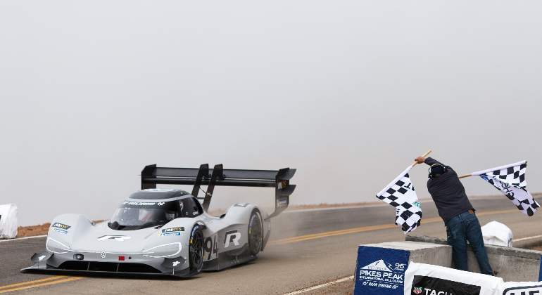 Volkswagen-ID-R-Pikes-Peak-record-2018-01.jpg