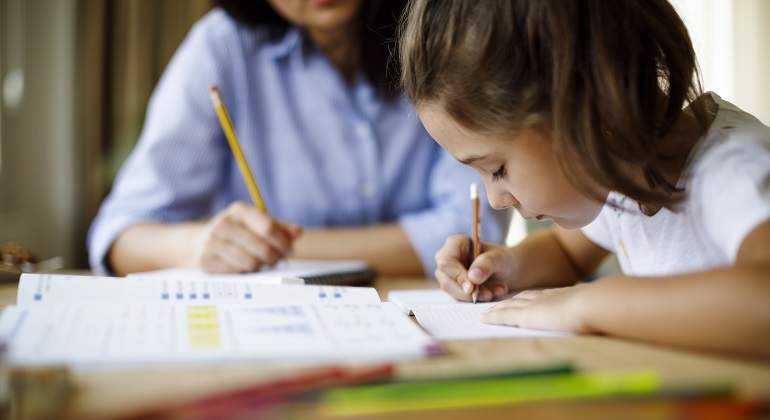 Nina-aprendiendo-idiomas-libros-iStock.jpg