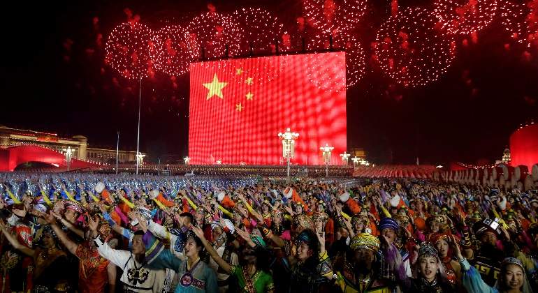 china-bandera-fuegos-artificiales-70-aniversario-1octubre2019-reuters-770x420.jpg
