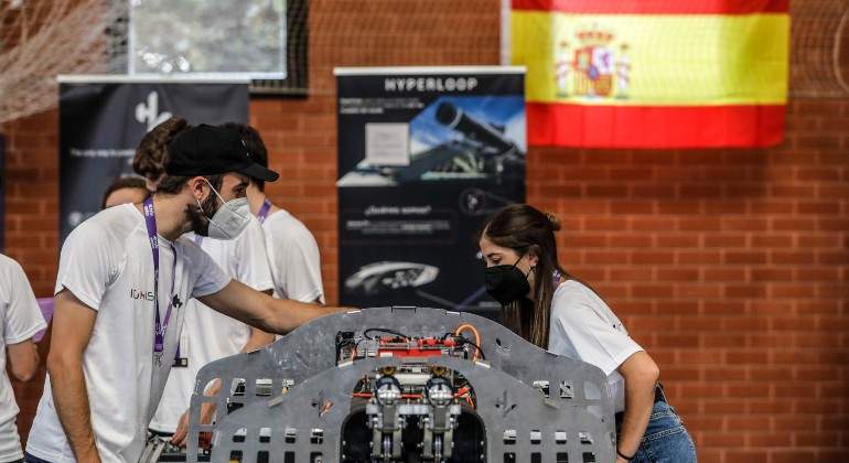 EuropaPress_3848543_varios_estudiantes_encuentro_segunda_jornada_european_hyperloop_week_ehw.jpg