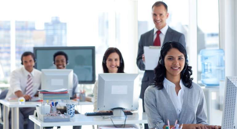 centralita-callcenter-oficina-telefonos-770-dreamstime.jpg