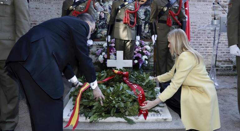 cifuentes-ofrenda-floral-2-mayo-efe.jpg