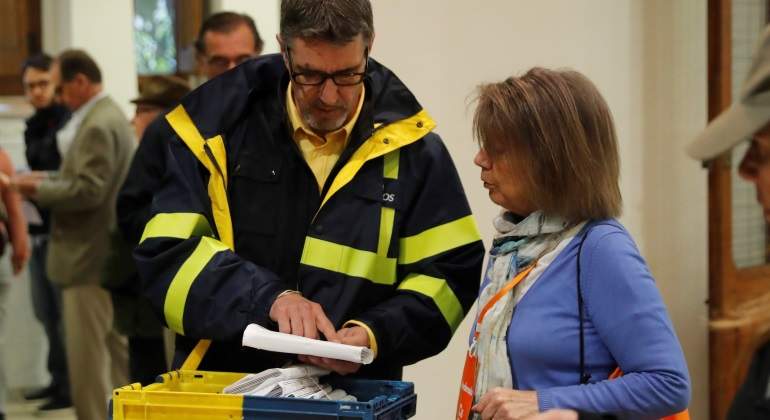 funcionario-presidenta-mesa-28a-efe.jpg