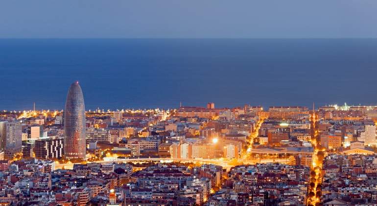 barcelona-skyline-noche-dreamstime.jpg
