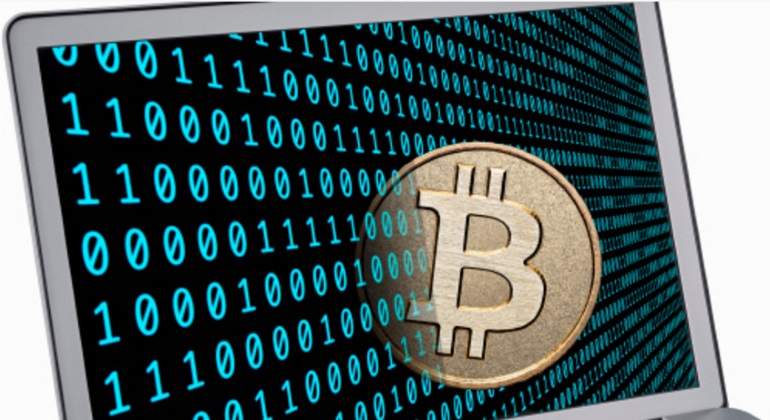 bitcoin-ordenador-ceros-unos.jpg