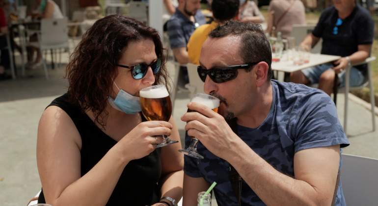 cerveza-terraza-mascarilla-reuters.jpg