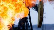 El petróleo se rinde también a la guerra comercial y registra la mayor caída en diez meses al desplomarse hasta un 5%