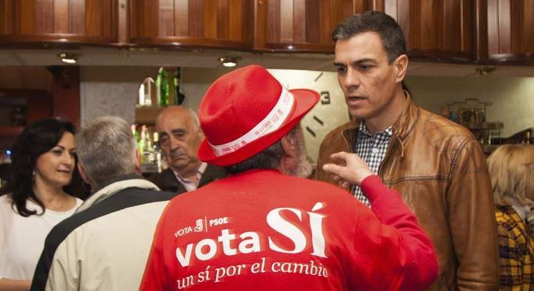 pedro-sanchez-militante-vota-si-efe.jpg