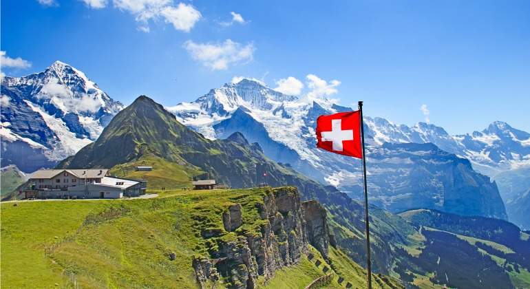 suiza-paisaje-bandera.jpg