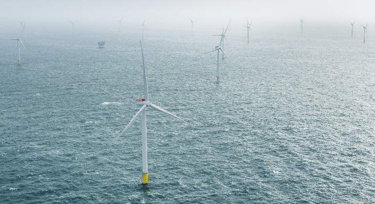 siemens-gamesa-offshore-aerogeneradores-mar-niebla-770x420.jpg