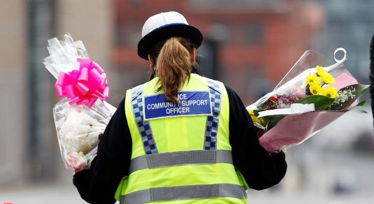 policia-manchester-flores-reuters.jpg