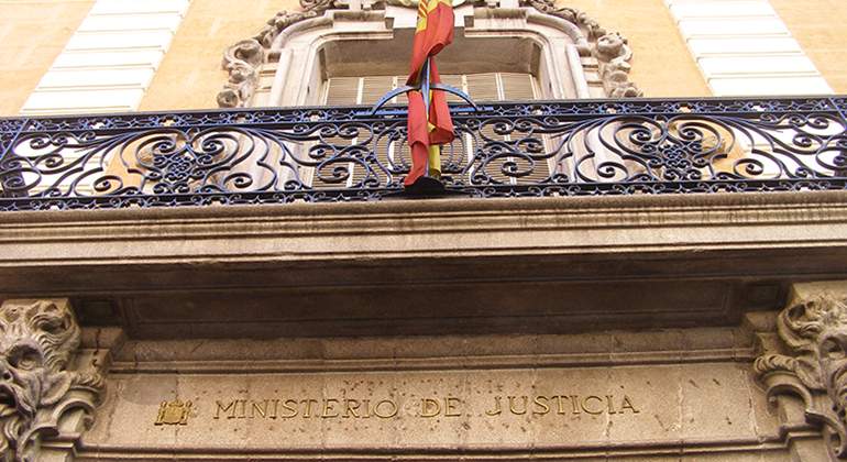 Ministerio-Justicia-Fachada_Blanca-Sazatornil.JPG