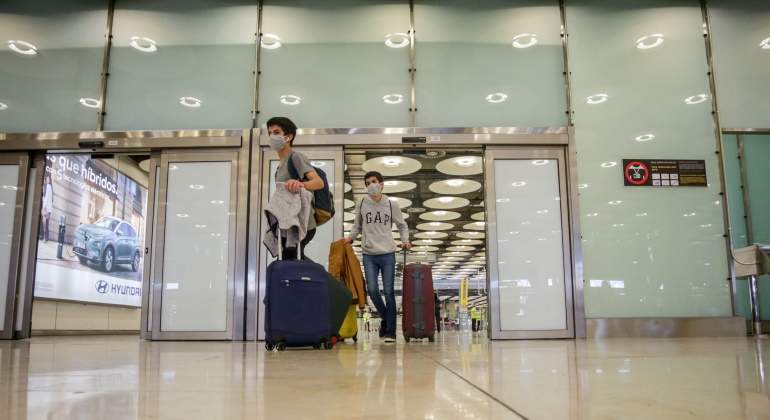 pasajeros-salen-aeropuerto-barajas-getty.jpg