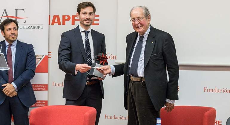 Foto-ELZABURU-entrega-premios.jpg