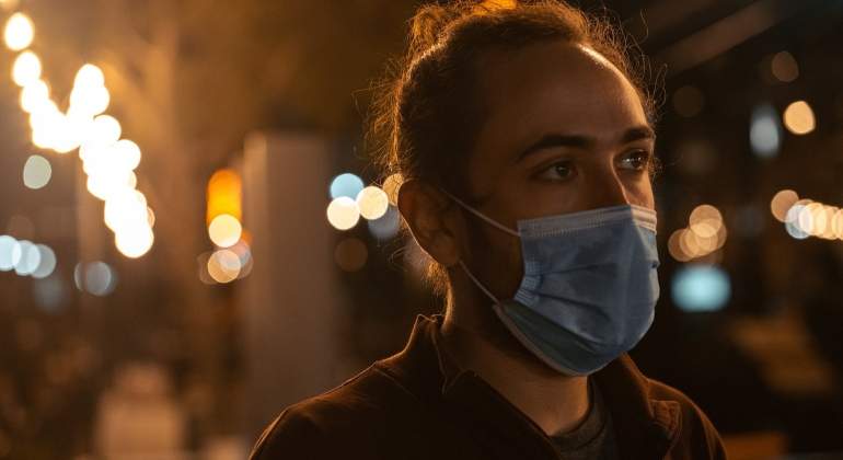 hombre-mascarilla-covid-coronavirus.jpg