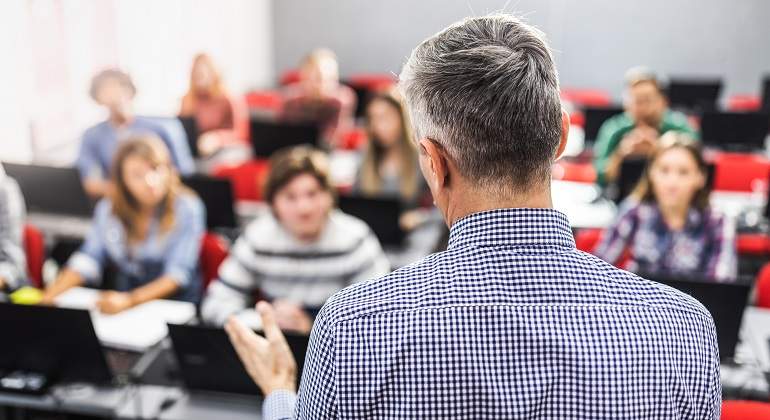 Profesor-dando-clase-iStock.jpg